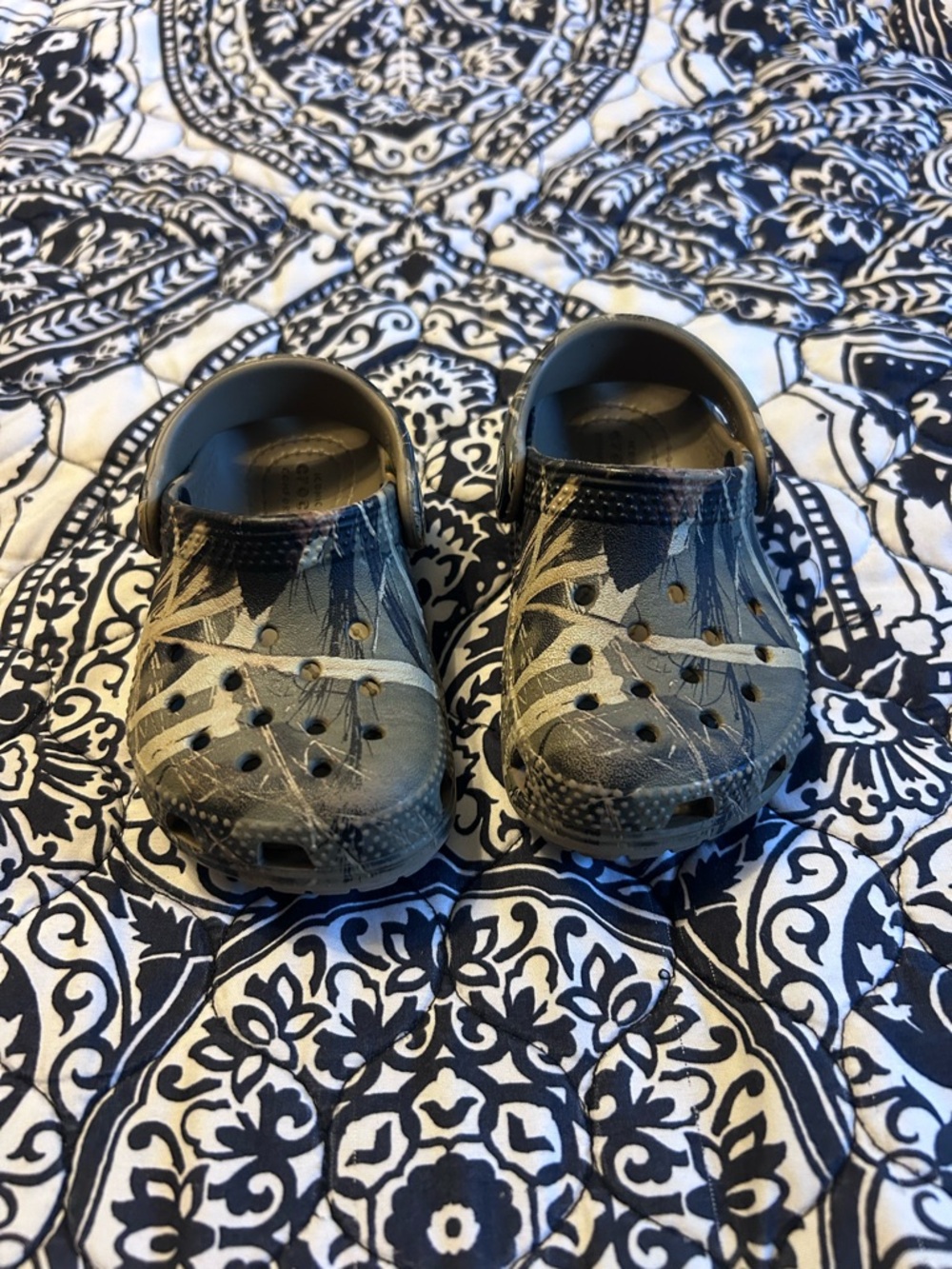 CROCS Kids' Olive Green Camo Water Clogs